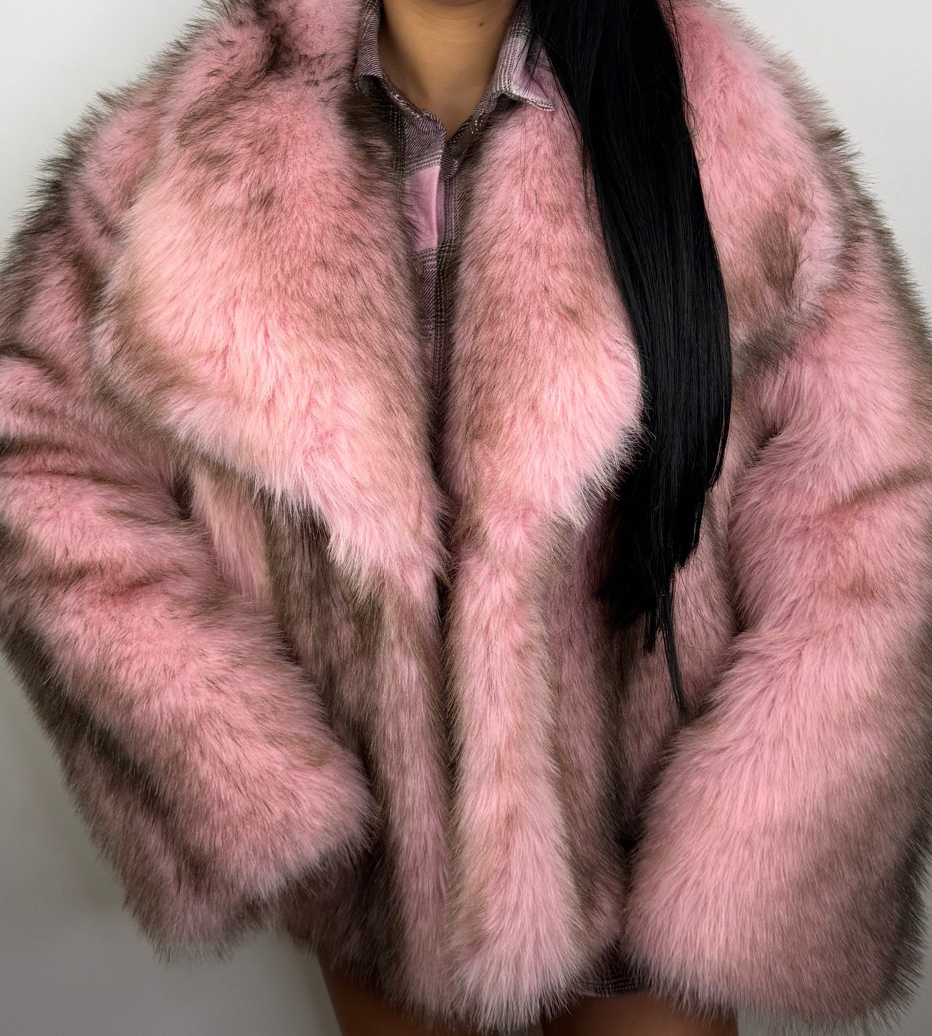 Pelliccia rosa dal look glamour