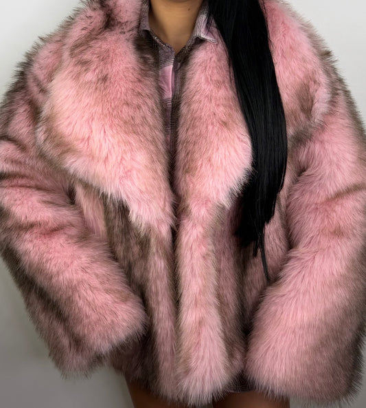 Pelliccia rosa dal look glamour